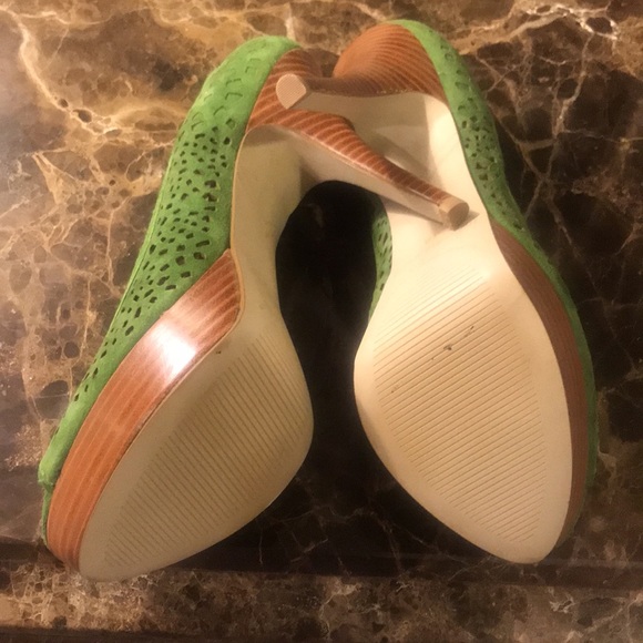 Enzo Angiolini Green peep toe pump. - Picture 4 of 4